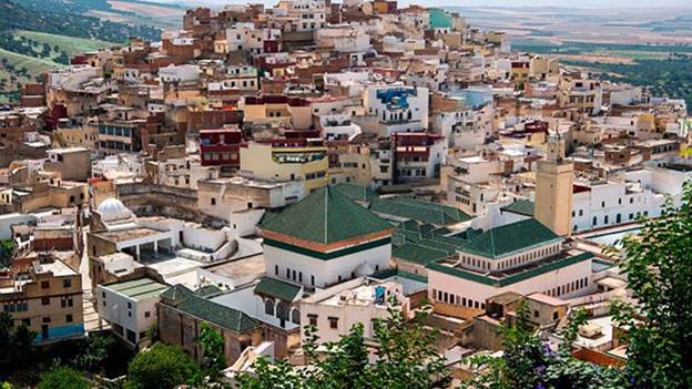 Meknes, Ma-rốc:Meknes nổi tiếng với lịch sử, kiến trúc và Bảo tàng Nghệ thuật của Ma-rốc. Meknes ở phía bắc Ma-rốc, cách thủ đô Rabat 130 km. Nhiều khách du lịch đã sơ suất khi chỉ tạt qua Meknes để tới tham quan Fez hay Casablanca,