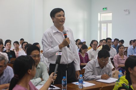 Bác sĩ Phạm Văn Diên trình bày tâm tư của các đồng nghiệp tại “Hội nghị Diên Hồng” ngành y tế Vĩnh Long.
