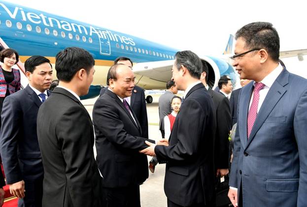 Thủ tướng Nguyễn Xuân Phúc đến sân bay Hồng Kiều, Thượng Hải. Ảnh: VGP/Quang Hiếu