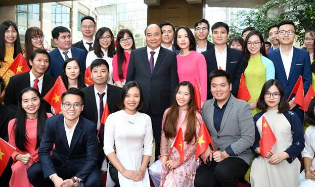Đại biểu lưu học sinh Việt Nam tại Trung Quốc đón Thủ tướng Nguyễn Xuân Phúc. Ảnh VGP/Quang Hiếu