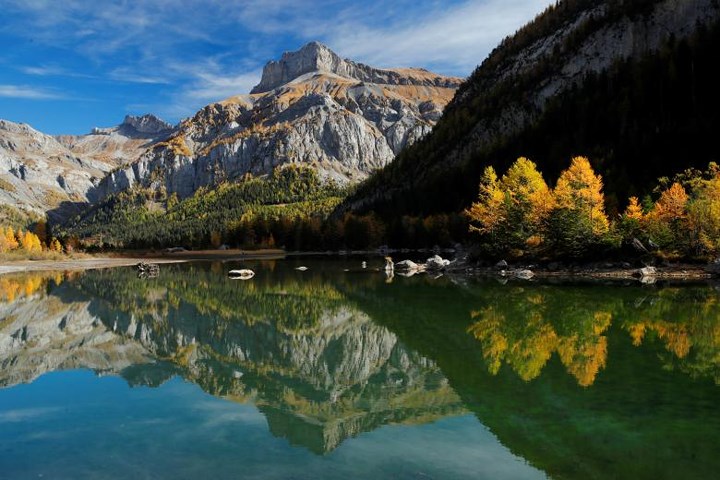 Cảnh sắc hữu tình với núi non, hồ nước và cây cối ở Derborence, Thụy Sĩ.