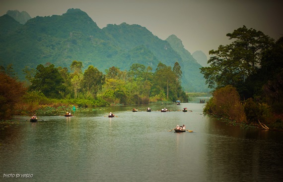 Dù không phải dịp lễ hội Chùa Hương, hàng ngày trên sông Đáy vẫn có thuyền bè đi lại tạo cảm giác thơ mộng như tranh vẽ
