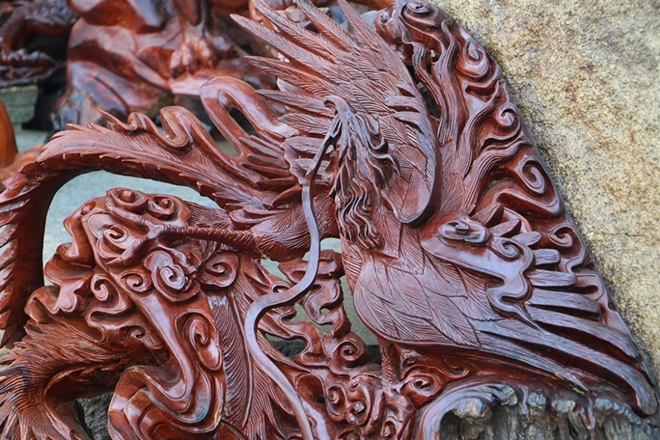 Các chi tiết gỗ được chạm khắc vô cùng tinh xảo.