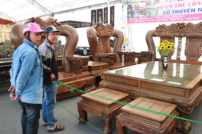 Ngoài những bức tượng và lộc bình, hội chợ cũng có những tác phẩm khác như bộ bàn ghế 