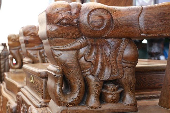 Bộ bàn ghế được chế tạo bằng gỗ quý cũng như được chạm khắc vô cùng tinh xảo.