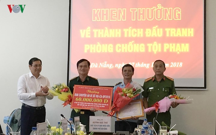 Sáng 7/11, Chủ tịch UBND thành phố Đà Nẵng Huỳnh Đức Thơ đã trao Bằng khen kèm tiền thưởng nóng 60 triệu đồng tặng Ban Chuyên án Hải quan - Công an - Biên phòng thành phố đã bắt giữ số hàng này.