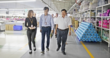 Ông Lê Quang Đạo (bìa phải) cùng các thành viên trong đoàn tham quan thực tế tại xưởng may.
