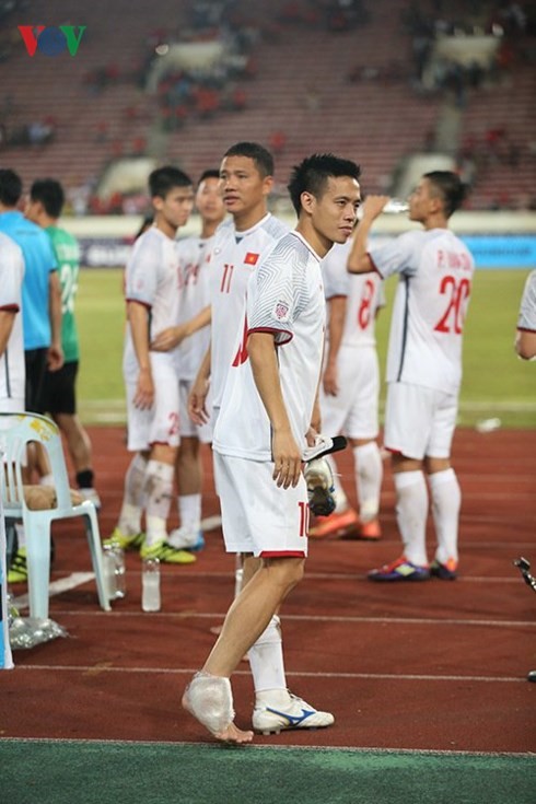 Văn Quyết tập tễnh ra chia vui với các đồng đội ở ĐT Việt Nam sau chiến thắng 3 - 0 trước chủ nhà Lào trong trận ra quân tại AFF Cup 2018.