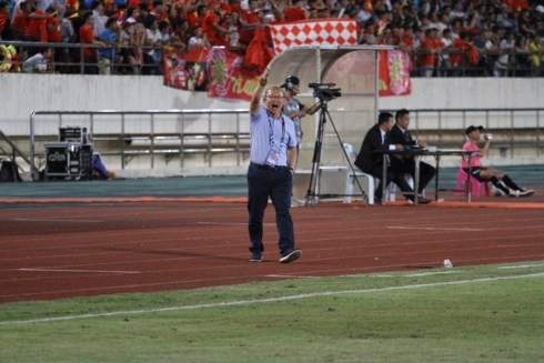 Vẻ tức giận của HLV Park Hang Seo khi một vài vị trí của ĐT Việt Nam trên sân không thể duy trì sự tập trung cần thiết trong thời gian thi đấu.