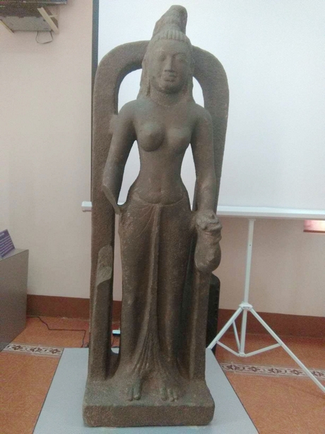 Tượng nữ thần Saraswati được định giá 7,5 tỷ đồng, khi được tìm thấy đã gãy tay phải 1 đoạn.