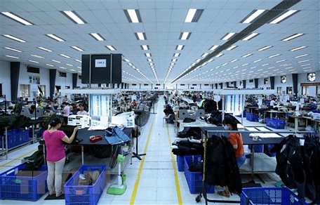 Sản xuất các mặt hàng may mặc xuất khẩu tại Công ty TNHH Kydo Việt Nam có vốn đầu tư Hàn Quốc, Khu Công nghiệp Phố nối A, Hưng Yên. (Ảnh: Phạm Kiên/TTXVN)