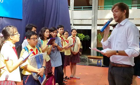 Học sinh Trường THCS Phan Tây Hồ, quận Gò Vấp, TP.HCM tham gia trò chơi với giáo viên bản ngữ tại Ngày hội vui với tiếng Anh do nhà trường tổ chức - Ảnh: MỸ DUNG