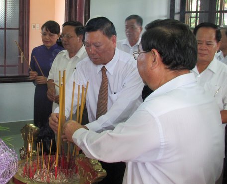 Dâng hương nhân dịp kỷ niệm ngày sinh Thủ tướng Chính phủ Võ Văn Kiệt là hoạt động thường niên được tỉnh Vĩnh Long tổ chức.
