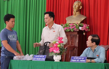 Đại biểu Lưu Thành Công (giữa) và đại biểu Phạm Tất Thắng trao đổi thêm với cử tri bên lề buổi tiếp xúc.