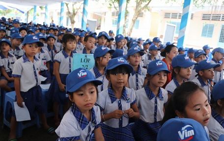 Học sinh tham gia buổi lễ và nghe tuyên truyền về vệ sinh cá nhân, vệ sinh môi trường. (Ảnh: PV/Vietnam+)