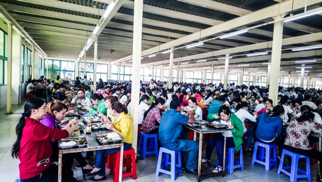 Công đoàn cơ sở Công ty TNHH Tỷ Xuân thường xuyên kiểm tra chất lượng bữa ăn ca cho công nhân 