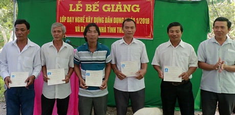 Bế giảng lớp dạy nghề xây dựng dân dụng tại xã Tân Lộc (Tam Bình).