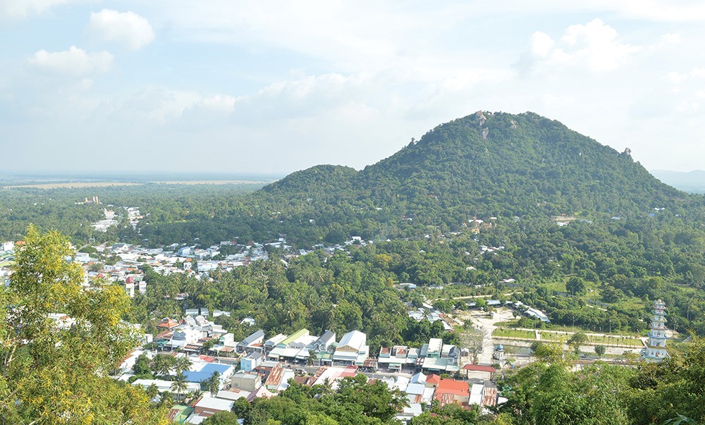 Một góc thị trấn Nhà Bàng nhìn từ đỉnh Trà Sư