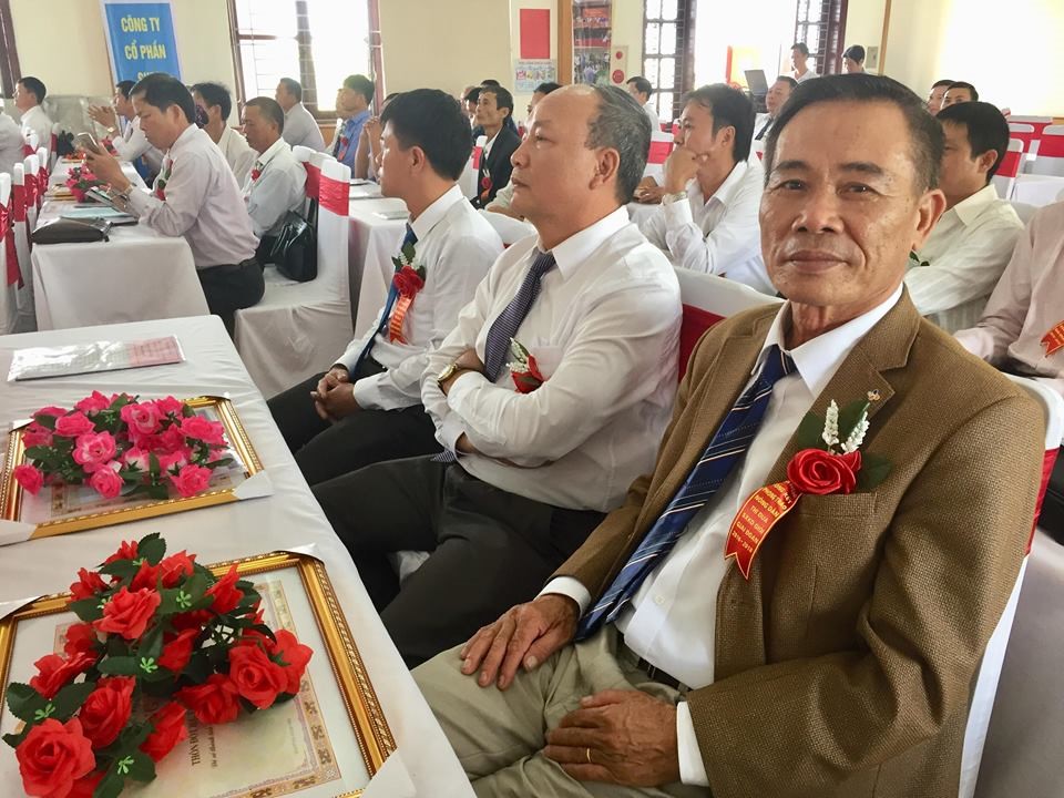 Ông Nguyễn Trung Tựu (ngoài cùng bên trái) là 1 trong số những nông dân điển hình tiên tiến được khen thưởng và tôn vinh tại hội nghị. Ảnh: Thu Hà.