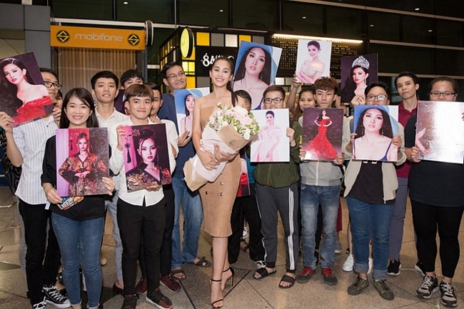 Người hâm mộ đón Hoa hậu ở sân bay dù đã rất muộn. (Ảnh: Viết Quý)