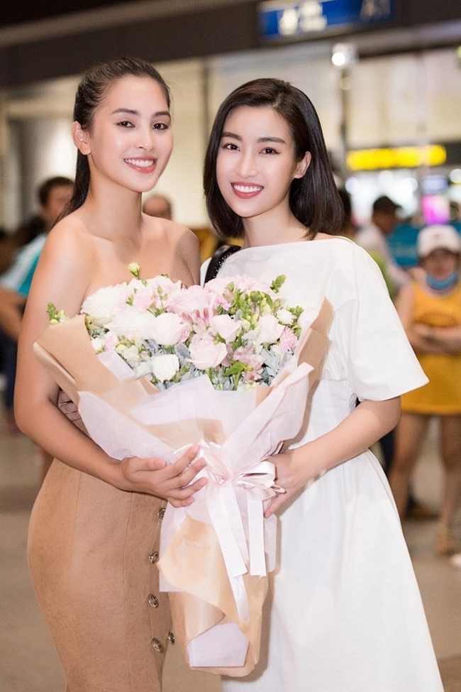Hoa hậu Mỹ Linh đã có mặt tại sân bay, háo hức đón 'em út' Tiểu Vy trong ngày về. (Ảnh: Viết Quý)