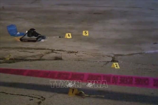 Niêm phong hiện trường vụ xả súng gần trường trung học Lamar và trường St. Johns ở thành phố Houston, bang Texas (Mỹ) ngày 13/11/2018, khiến một học sinh nam thiệt mạng và một nữ sinh 15 tuổi bị thương. Ảnh: Metro Video/TTXVN