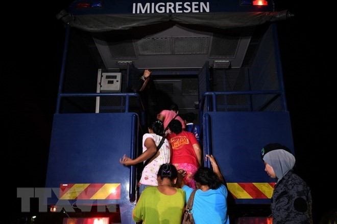 Cảnh sát bắt giữ người lao động nhập cư trái phép tại Port Dickson, ngày 11/7/2017. (Ảnh: AFP/TTXVN)