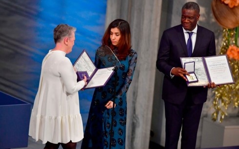 Bác sĩ Denis Mukwege người Congo (phải) và nhà hoạt động Nadia Murad nhận giải Nobel Hòa bình tại Oslo (Ảnh: AFP-Getty Image)