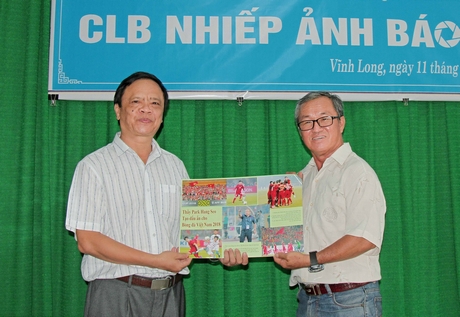 Ông Phạm Hoàng Khải- Phó Chủ tịch Hội Nhà báo tỉnh, Tổng Biên tập Báo Vĩnh Long (bên trái) trao giải nhất cho tác giả Dương Thu.