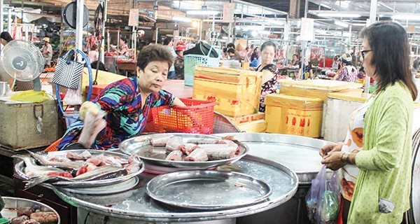Mua bán các loại thủy sản tại chợ Nhà lồng 3, Trung tâm Thương mại Cái Khế, quận Ninh Kiều. Ảnh: KHÁNH TRUNG