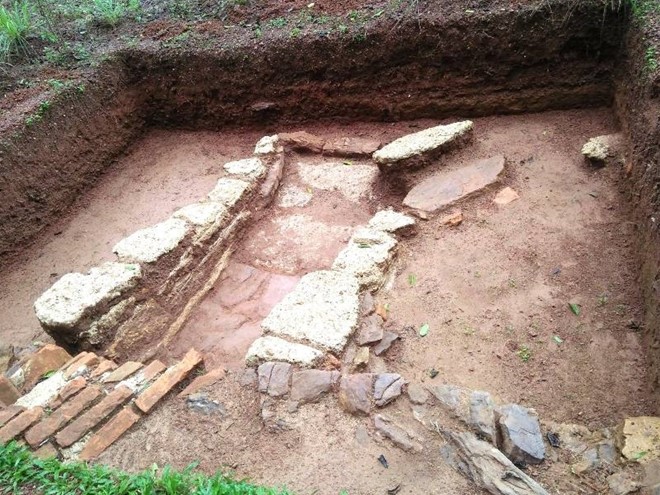 Dấu tích nền móng xưa được phát lộ tại cụm di tích lăng vua Đồng Khánh. (Ảnh: TTBTDT).