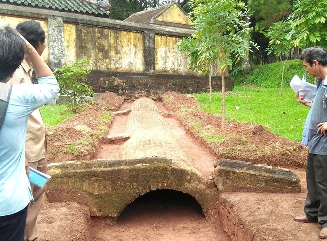 Hệ thống cống thoát nước độc đáo được bó bằng gạch vồ phát lộ tại di tích lăng vua Đồng Khánh. (Ảnh: TTBTDT).