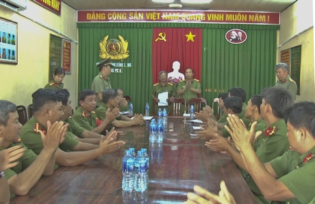 Đại tá Huỳnh Thanh Mộng- Phó Giám đốc Công an tỉnh- trao thưởng cho tập thể đơn vị về thành tích xuất sắc.