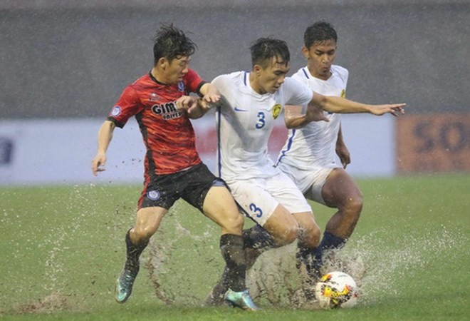 U21 Malaysia (áo trắng) cũng có 3 điểm đầu tay.