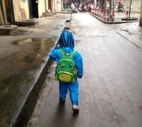 Áo mưa bộ là lựa chọn của nhiều bà mẹ cho con mình trong những ngày mưa rét.