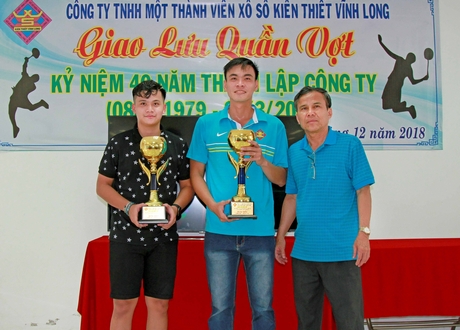Ông Thiệu Ngọc Tâm- Giám đốc Công ty TNHH 1TV XSKT Vĩnh Long (phải) trao thưởng cho cặp VĐV đạt giải nhất nội dung CNV+đại lý.