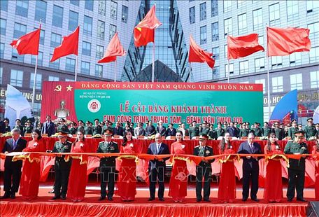 Thủ tướng Nguyễn Xuân Phúc và các đại biểu thực hiện nghi thức khánh thành Cụm công trình Trung tâm của Bệnh viện Trung ương Quân đội 108. Ảnh: Thống Nhất/TTXVN