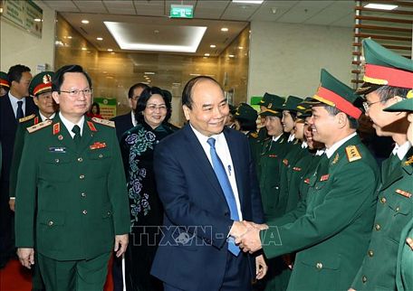  Thủ tướng Nguyễn Xuân Phúc với các cán bộ sỹ quan Bệnh viện Trung ương Quân đội 108. Ảnh: Thống Nhất/TTXVN