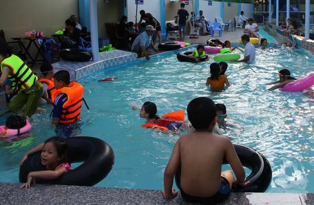 Nhiều phụ huynh quan tâm, cho trẻ học bơi phòng chống đuối nước.