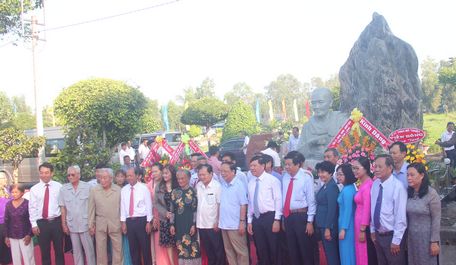 Các đồng chí lãnh đạo tỉnh, nguyên lãnh đạo tỉnh qua các thời kỳ và gia đình người thân Mẹ Việt Nam anh hùng Nguyễn Thị Ngọt, chụp ảnh lưu niệm trước tượng Mẹ Ngọt.