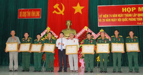  Bí thư Tỉnh ủy- Trần Văn Rón trao Huân chương Bảo vệ Tổ quốc cho các cá nhân.