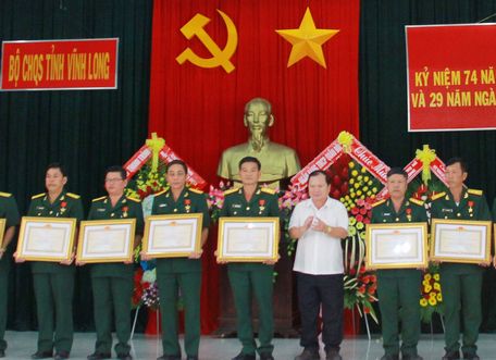 Chủ tịch UBND tỉnh- Nguyễn Văn Quang trao Huy chương Quân kỳ quyết thắng cho các cá nhân.