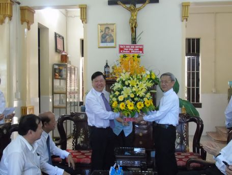 Ông Trần Văn Rón- Ủy viên BCH Trung ương Đảng, Bí thư Tỉnh ủy thăm, chúc mừng tại Tòa Giám mục Giáo phận Vĩnh Long.