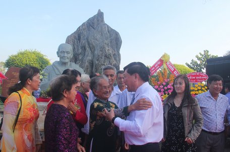 Bí thư Tỉnh ủy- Trần Văn Rón thăm hỏi người thân gia đình Mẹ Việt Nam anh hùng Nguyễn Thị Ngọt.