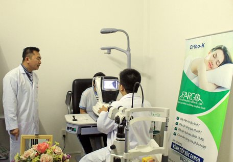 Bệnh nhân được khám và tư vấn điều trị bằng giải pháp chỉnh thị thay thế phẫu thuật tại phòng khám.