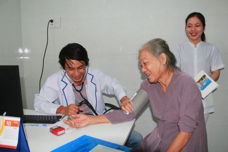 Người cao tuổi đến khám sức khỏe tại Bệnh viện Đa khoa Triều An- Loan Trâm.