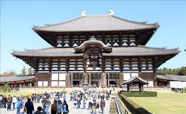 Chùa Todai-ji trong quần thể công viên Nara được coi là một di sản văn hóa thế giới, được xây dựng vào năm 728. Ngôi chùa được đánh giá là công trình kiến trúc gỗ lớn nhất thế giới.