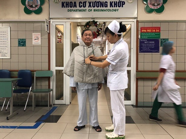 Bệnh nhân tại Bệnh viện Bạch Mai được tặng áo ấm.