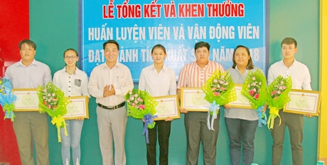 Ông Lữ Quang Ngời- Phó Chủ tịch UBND tỉnh trao thưởng cho các VĐV.