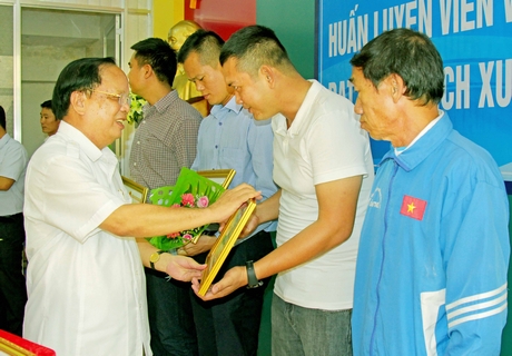 Ông Nguyễn Văn Diệp- nguyên Chủ tịch UBND tỉnh trao thưởng cho các HLV.